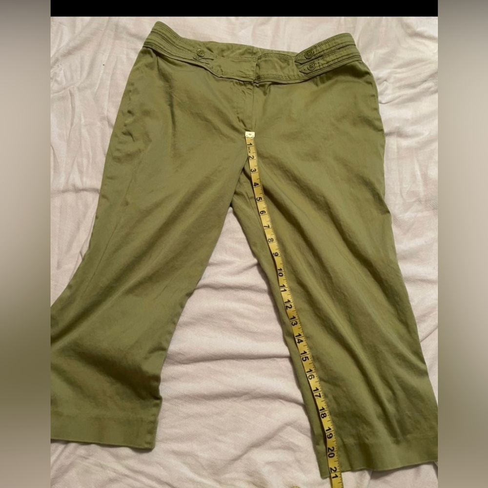 New Directions  12 petite capris pants . Rare color .